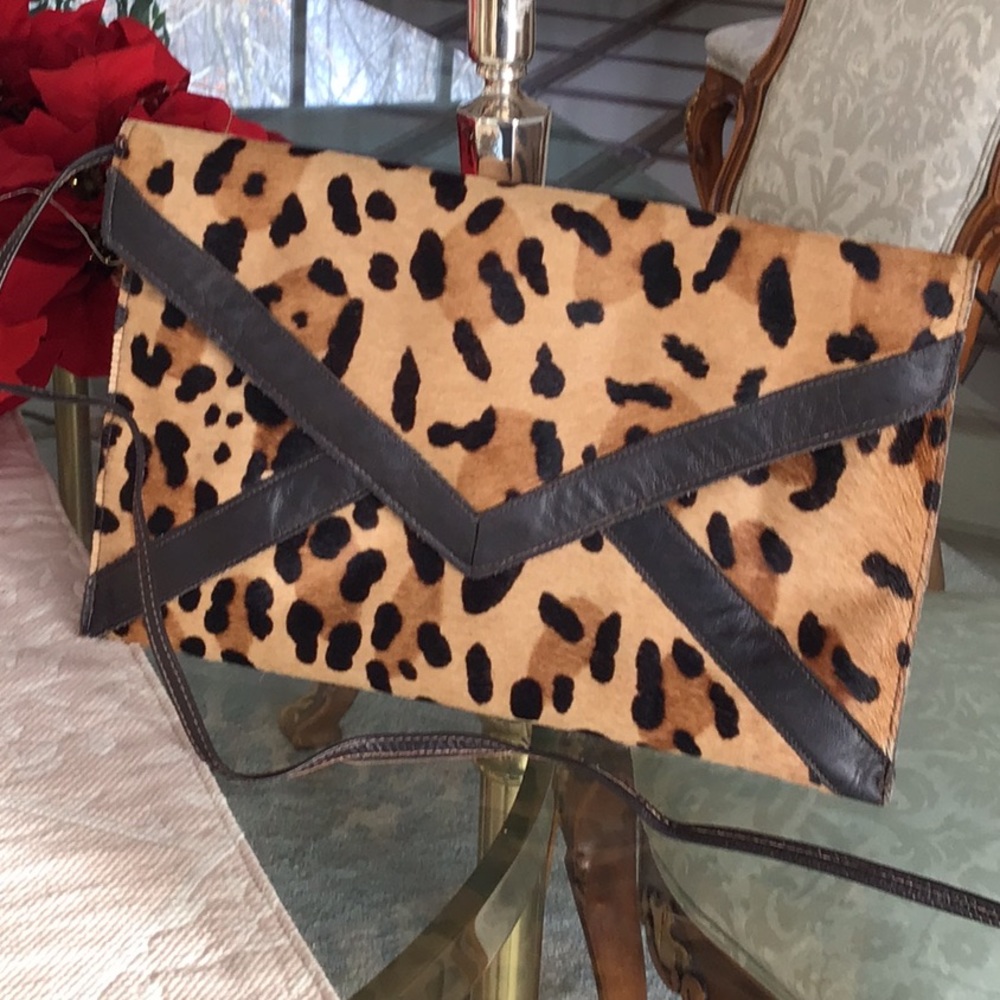 Gorgeous pony animal print purse. Great condition. Suede interior